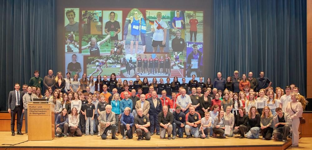 Das Gruppenfoto zeigt mehr als 50 erfolgreiche Sportlerinnen und Sportler mit Trainern und Betreuern auf der Bühne des Kultur- und Kongresszentrums