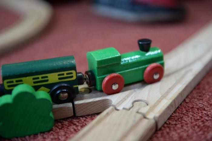 Spielzeugeisenbahn aus Holz