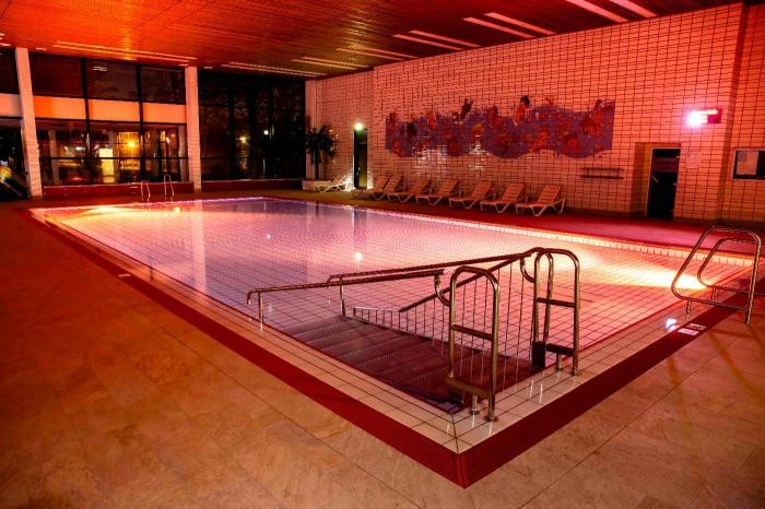 Stimmungsvolle Beleuchtung im Hallenbad Stimmungsvolle Beleuchtung im Hallenbad