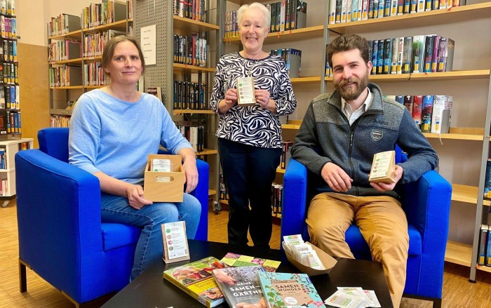 Start der Saatgutbibliothek im Frühjahr 2024: Die Leiterin der Bücherei, Petra Hasenfratz (Mitte), mit Katja Binder von der Bürgerstiftung sowie dem Saatgutexperten Patrick Kaiser Start der Saatgutbibliothek im Frühjahr 2024: Die Leiterin der Bücherei, Petra Hasenfratz (Mitte), mit Katja Binder von der Bürgerstiftung sowie dem Saatgutexperten Patrick Kaiser