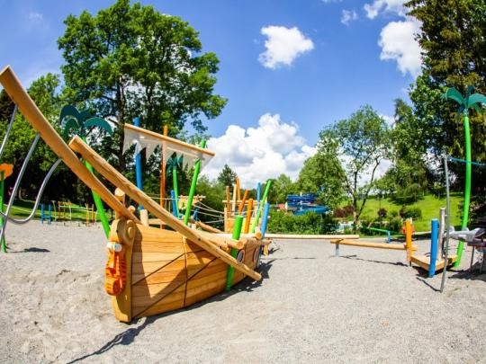 Freibad Spielplatz Schiff