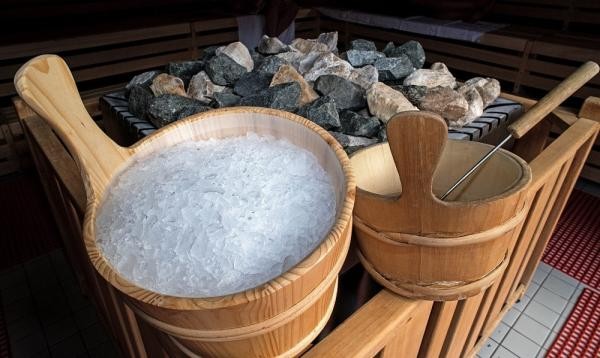 Zwei Holzgefässe stehen in der Sauna