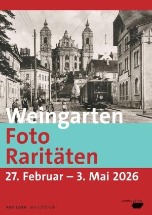 Ein Plakat zeigt ein Schwarzweiß-Foto einer Stadtansicht mit Kirche