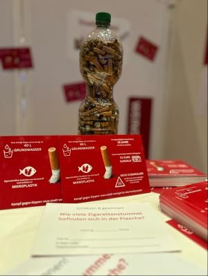 Eine Plastikflasche ist gefüllt mit Hunderten von Kippen