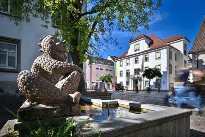 Blick auf das Rathaus Weingarten vom Plätzler-Brunnen aus