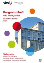 Titelbild des Programm-Heftes vom Sommer 2026 mit einem Foto von einem Gebäude außen