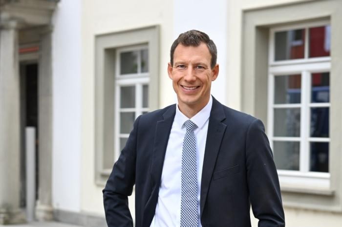 Oberbürgermeister Clemens Moll steht vor dem Rathaus-Eingang