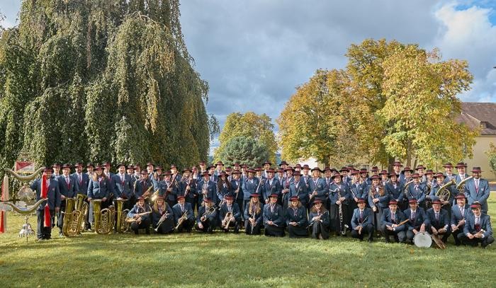 Gruppenbild der Musiker und Musikerinnen des Musikvereins im Grünen 