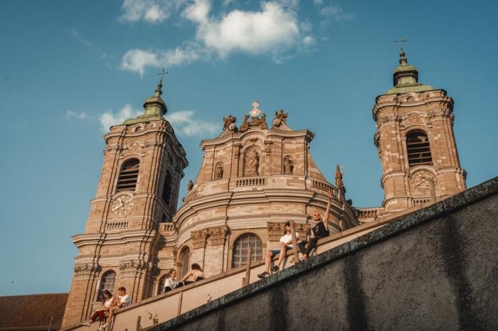 Blick von unten auf die imposante Fassade der Basilika