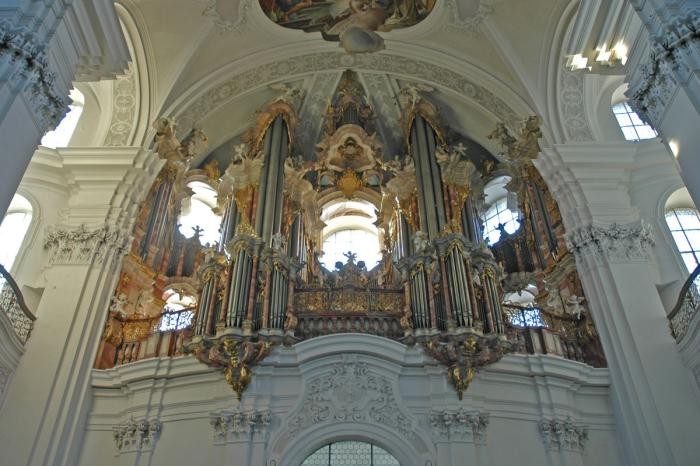 Blick von unten auf die imposante Gabler-Orgel