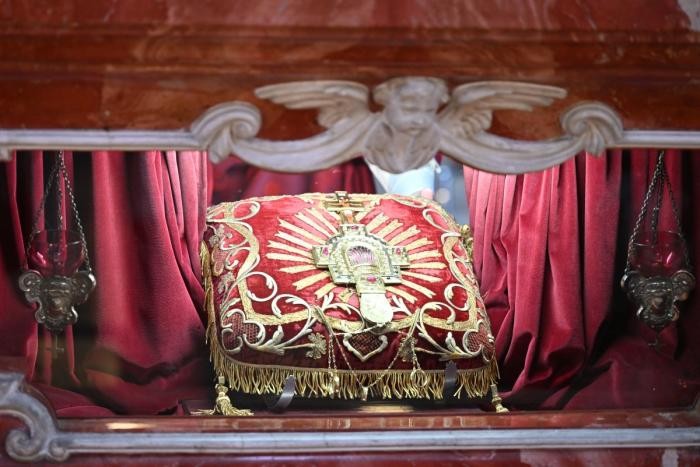 Die Heilig-Blut-Reliquie liegt geschützt auf einem Kissen 