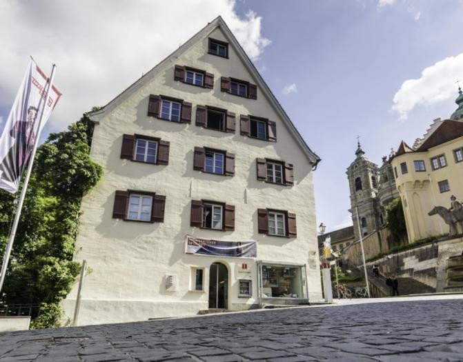 Blick auf den Eingang der Tourist-Information, die hübsch eingebettet zwischen Stadtzentrum und Basilika auf dem Münsterplatz liegt