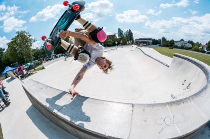 Ein Skater zeigt kopfüber einen Trick an der Rampe des Skateparks