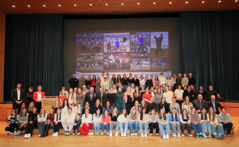 Das Gruppenfoto zeigt mehr als 50 erfolgreiche Sportlerinnen und Sportler mit Trainern und Betreuern auf der Bühne des Kultur- und Kongresszentrums