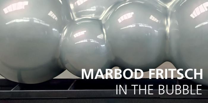 Die Flyer-Vorderseite zeigt eine graue Skulptur, die aus lackierten Blasen aus Stahl besteht 