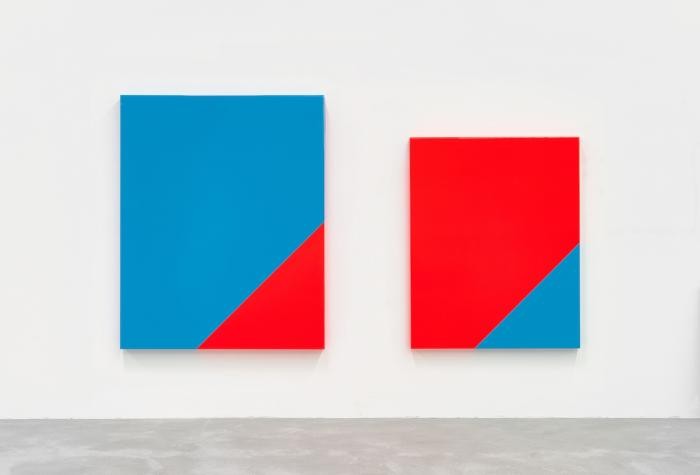 Zwei abstrakte Bilder des Künstlers zeigen eine Leinwand mit einem pinkem Eck und eine pinke Leinwand mit einem blauen Eck.