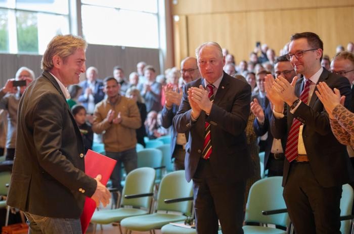 Die Zuschauer klatschen Beifall.