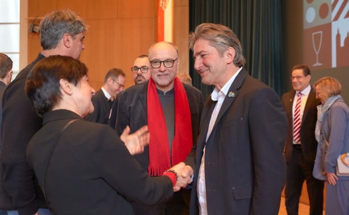 Gratulanten beglückwünschen Ahmet Yardimci