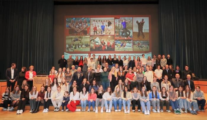 Gruppenbild mit sehr vielen geehrten Sportlerinnen und Sportlern