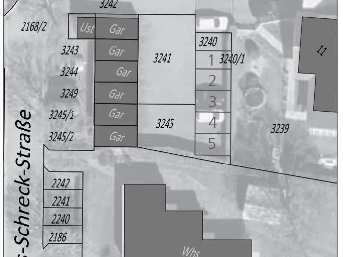 Ein Lageplan zeigt Gebäude und Stellplätze