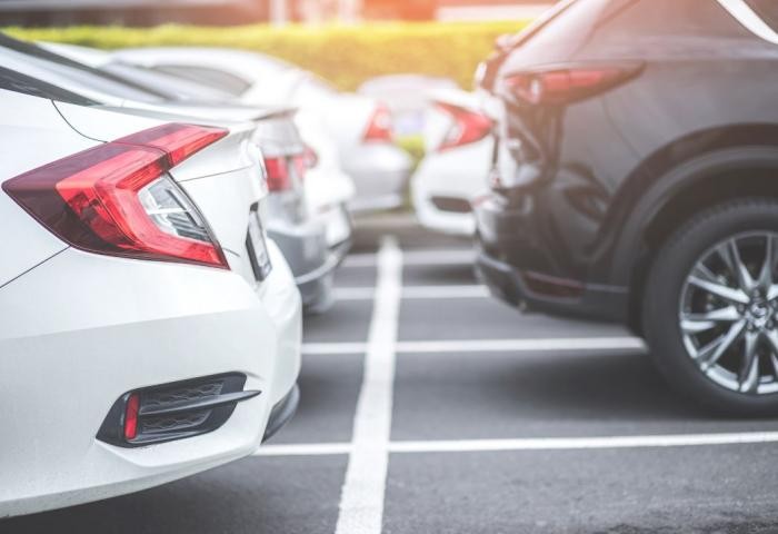 Verschiedene parkende Autos auf Parkplatz