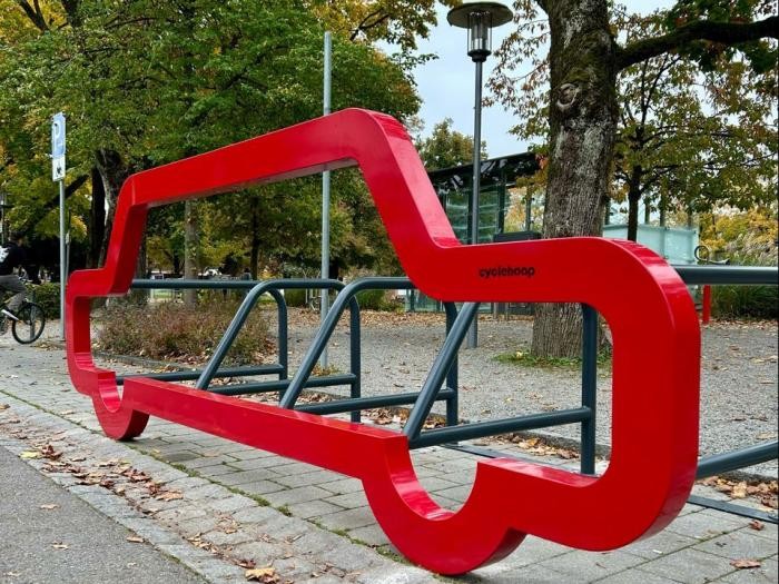 Der Umriss eines Autos in knalligem Rot