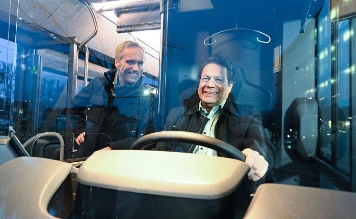Zwei Männer am Steuer eines Elektrobusses