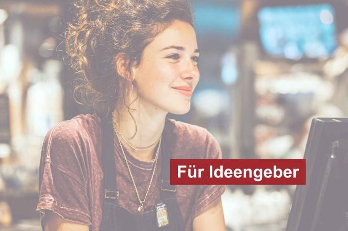 Eine junge Unternehmerin, die einen potentiellen Gast freundlich anlächelt