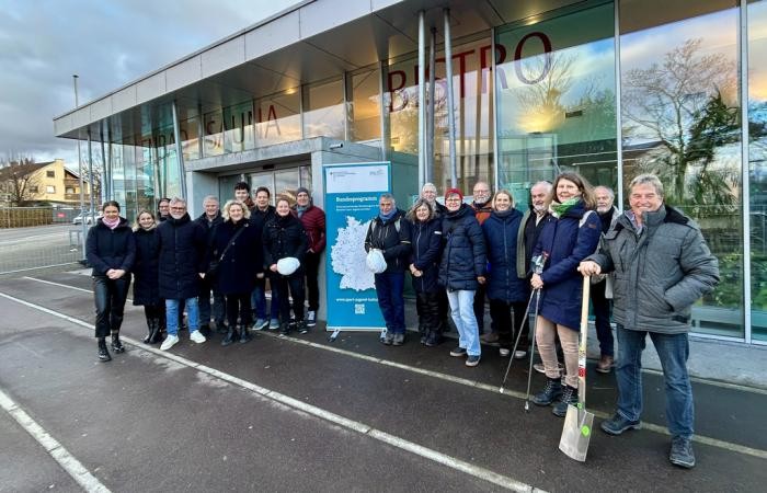 Gruppenbild mit ca. 20 Personen vor einem Gebäude