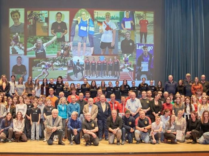 Gruppenfoto mit über 100 Personen auf einer Bühne