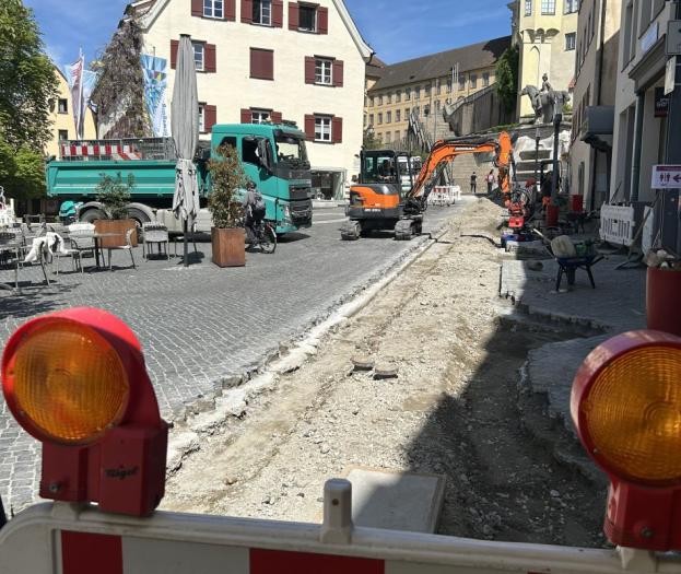 Der Straßenboden ist aufgerissen, im Vordergrund eine Baustellenabsprerrung