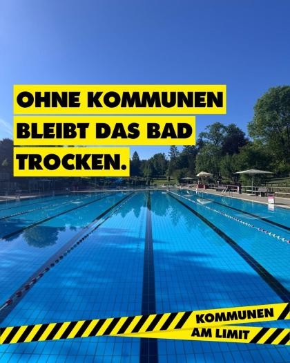 Blick auf das Wasser in einem Schwimmbecken