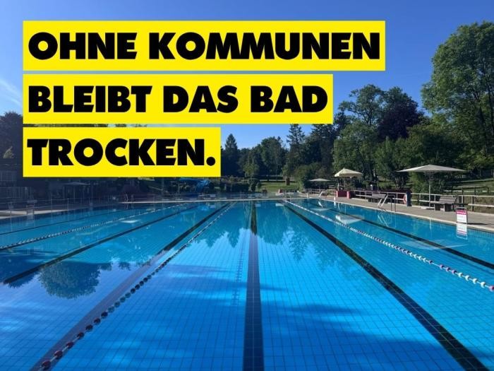 Blick auf das Wasser in einem Schwimmbecken