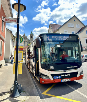 Ein Linienbus hält an einem gelb markierten Feld am Straßenrand