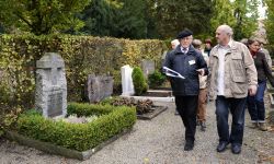 Stadtführer mit Besuchern auf dem Friedhof