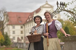Die Klosterbäckerin und ihre Freundin in historischen Kostümen