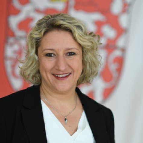 Fachbereichsleiterin Sylvia Burg mit Flagge von Weingarten im Hintergrund