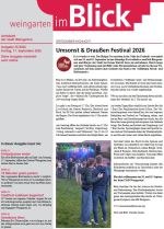 Auf der Titelseite des Heftes ist ein Foto von einem Festival zu sehen: vorne Menschen, im Hintergrund eine Bühne